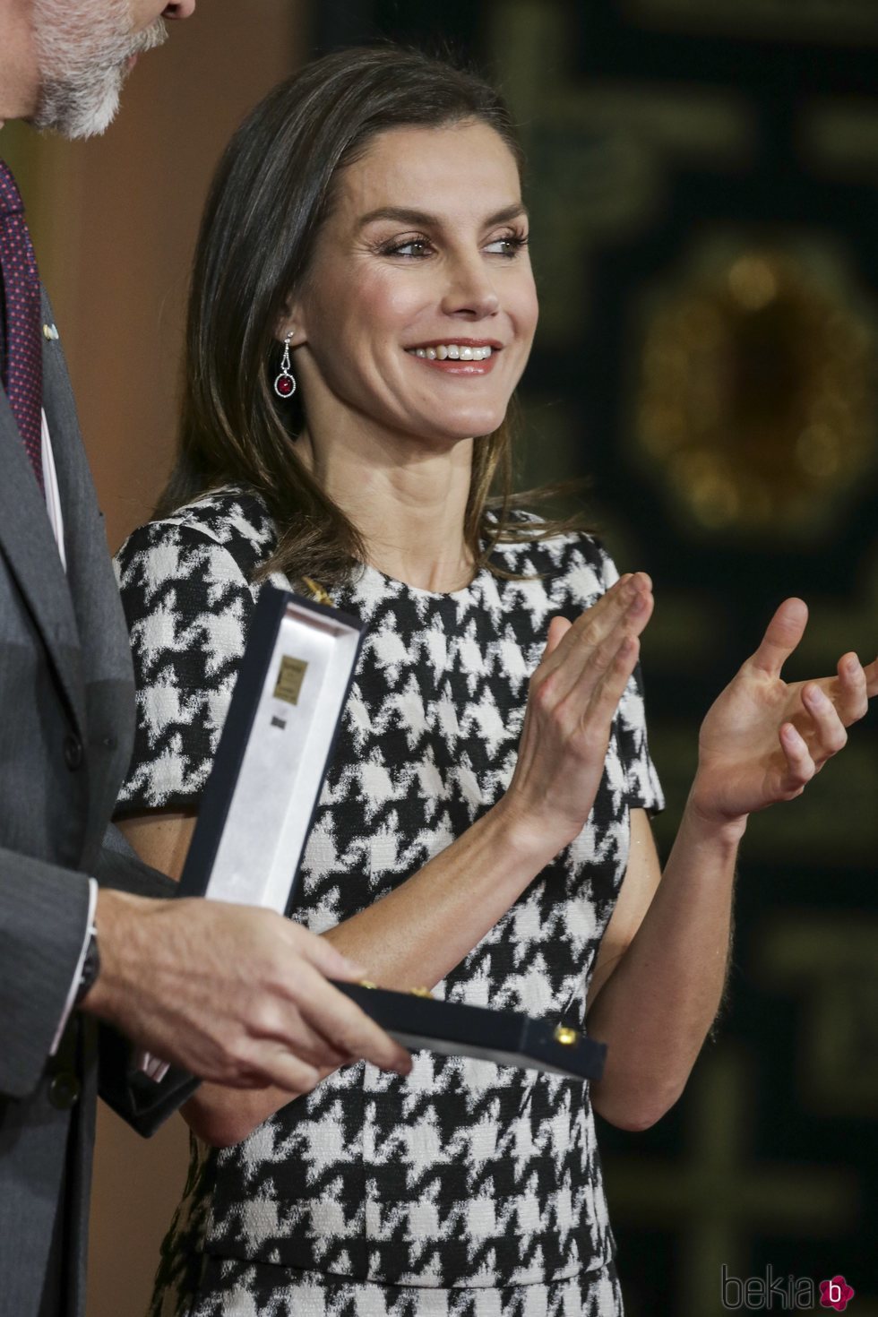 Reina Letizia aplaudiendo en la entrega de Medallas al Mérito en las Bellas Artes en Córdoba