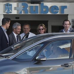 La Infanta Pilar con sus hijos Fernando y Simoneta Gómez-Acebo tras recibir el alta