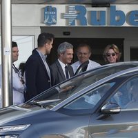 La Infanta Pilar con sus hijos Fernando y Simoneta Gómez-Acebo tras recibir el alta