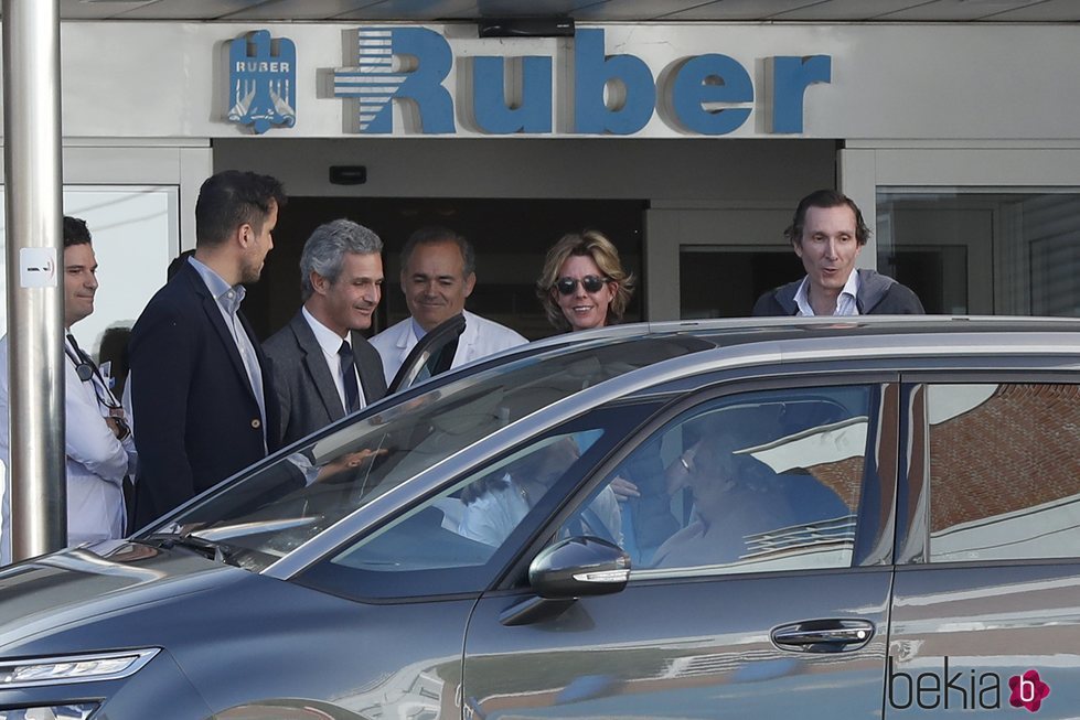 La Infanta Pilar con sus hijos Fernando y Simoneta Gómez-Acebo tras recibir el alta