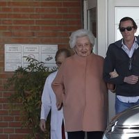 La Infanta Pilar con su hijo Fernando Gómez-Acebo tras recibir el alta