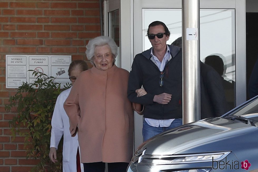 La Infanta Pilar con su hijo Fernando Gómez-Acebo tras recibir el alta