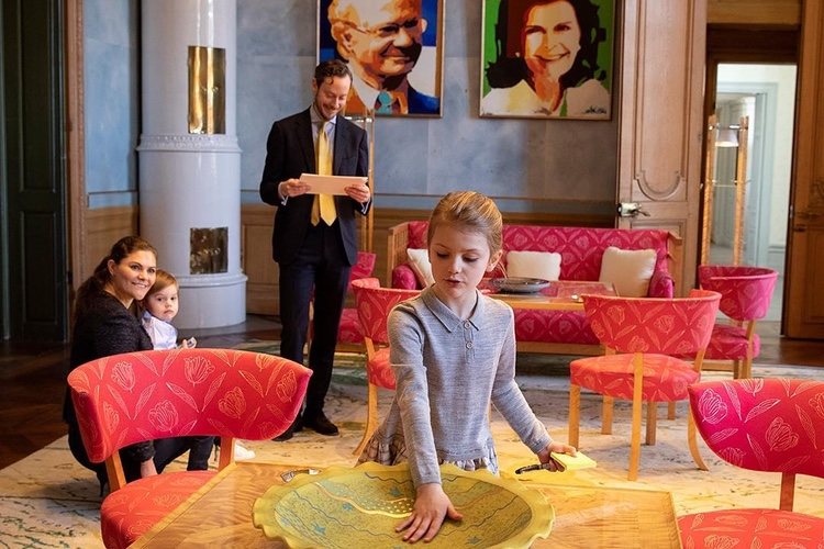 Victoria, Estela y Oscar de Suecia en la sala del Jubileo de Carlos Gustavo de Suecia del Palacio Real de Estocolmo