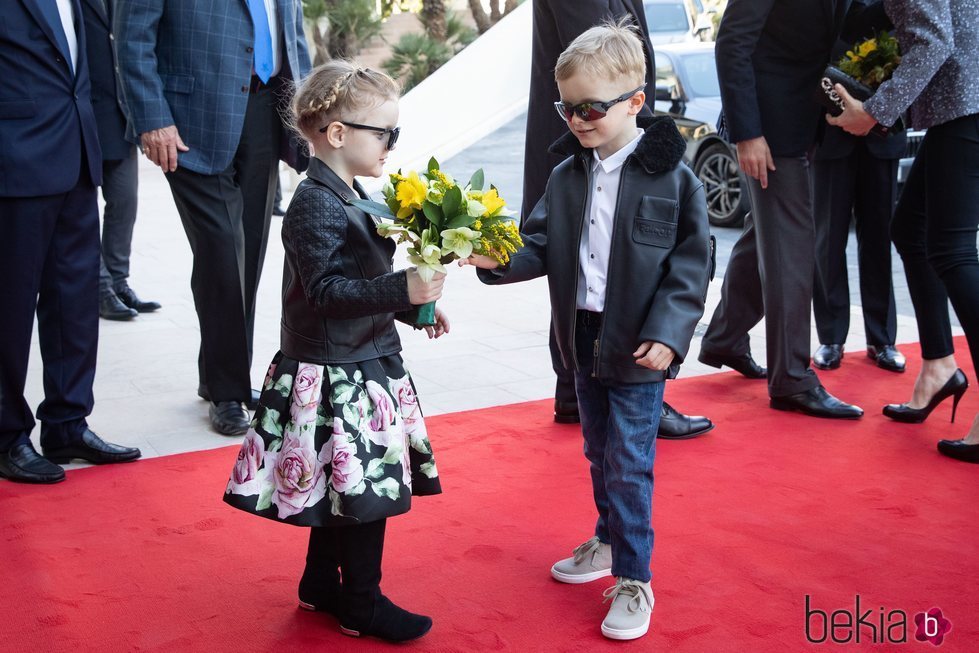 Jacques y Gabriella de Mónaco con looks muy roqueros