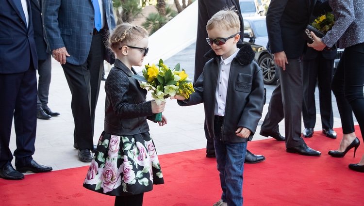 Jacques y Gabriella de Mónaco con looks muy roqueros