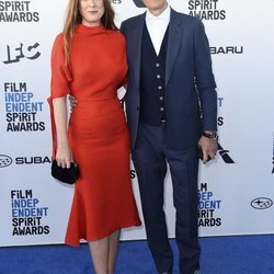 Olivia y Richard E. Grant en los Spirit Awards 2019