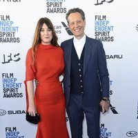 Olivia y Richard E. Grant en los Spirit Awards 2019