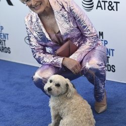 Glenn Close y su perrita en los Spirit Awards 2019