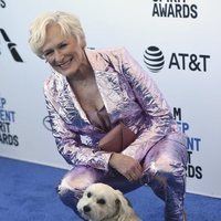 Glenn Close y su perrita en los Spirit Awards 2019