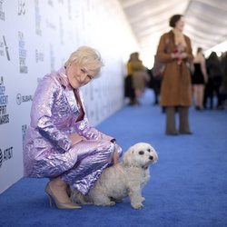 Glenn Close junto a su perrita en los Spirit Awards 2019