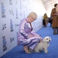 Glenn Close junto a su perrita en los Spirit Awards 2019