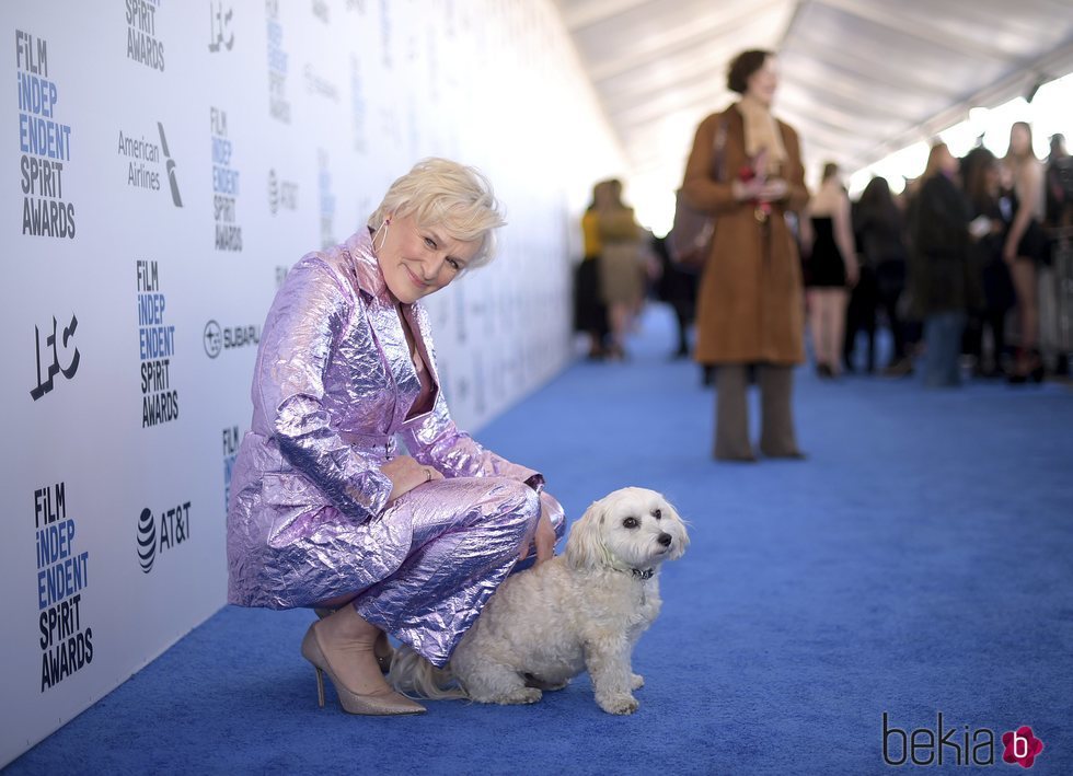 Glenn Close junto a su perrita en los Spirit Awards 2019