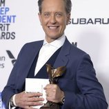 Richard E. Grant con su galardón en los Spirit Awards 2019