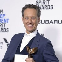 Richard E. Grant con su galardón en los Spirit Awards 2019