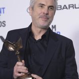 Alfonso Cuarón con su galardón en los Spirit Awards 2019