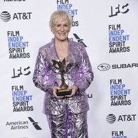 Glenn Close con su galardón en los Spirit Awards 2019