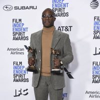 Barry Jenkins con su galardón en los Spirit Awards 2019