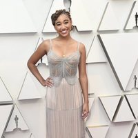 Amandla Stenberg en la alfombra roja de los Premios Oscar 2019