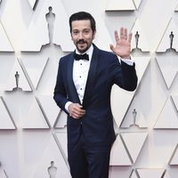 Diego Luna en la alfombra roja de los Premios Oscar 2019