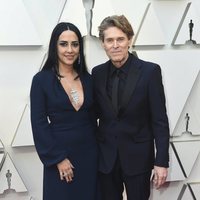 Willem Dafoe y Giada Colagrande en la alfombra roja de los Premios Oscar 2019