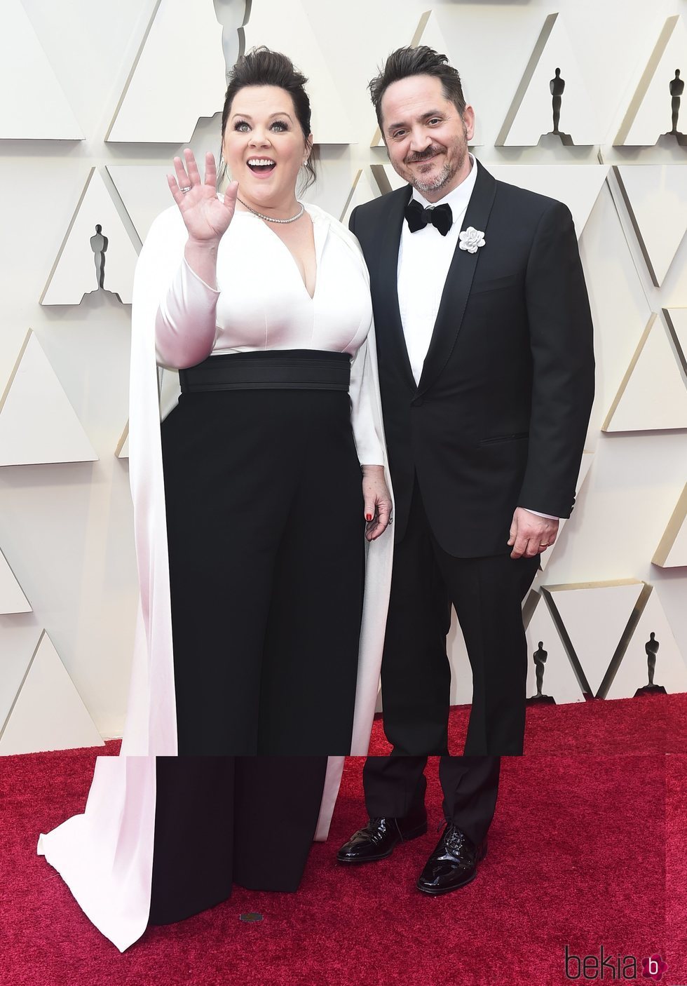 Melissa McCarthy y su marido Ben Falcone en la alfombra roja de los Premios Oscar 2019