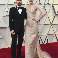 Sam Rockwell y su pareja Leslie Bibb en la alfombra roja de los Premios Oscar 2019