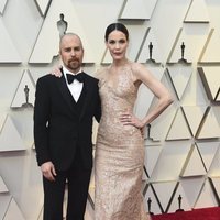 Sam Rockwell y su pareja Leslie Bibb en la alfombra roja de los Premios Oscar 2019