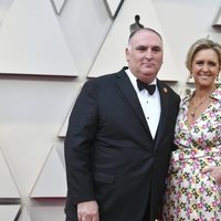 El chef José Andrés y su esposa Patricia Andres en la alfombra roja de los Premios Oscar 2019