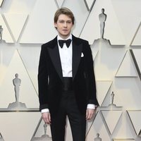 Joe Alwyn en la alfombra roja de los Premios Oscar 2019