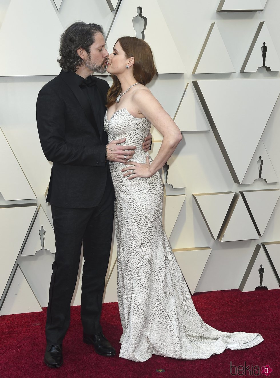 Amy Adams y Darren Le Gallo besándose en la alfombra roja de los Premios Oscar 2019