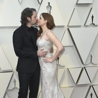 Amy Adams y Darren Le Gallo besándose en la alfombra roja de los Premios Oscar 2019