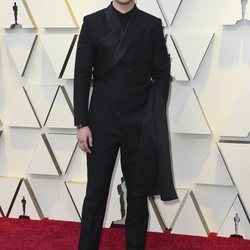 Nicholas Hoult en la alfombra roja de los Premios Oscar 2019