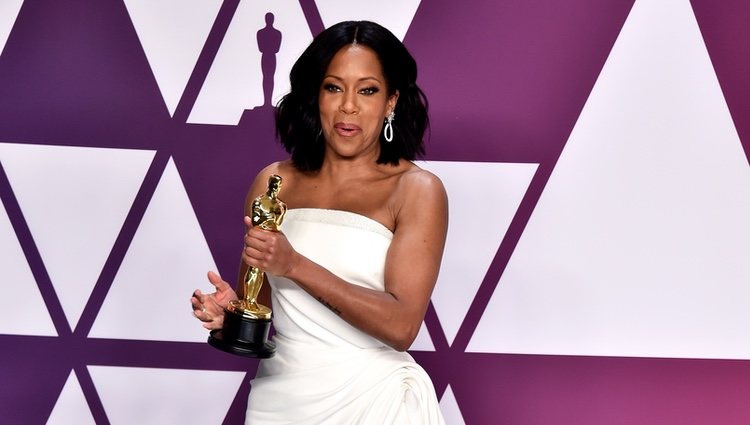 Regina King posando con el Oscar 2019 a Mejor actriz de reparto