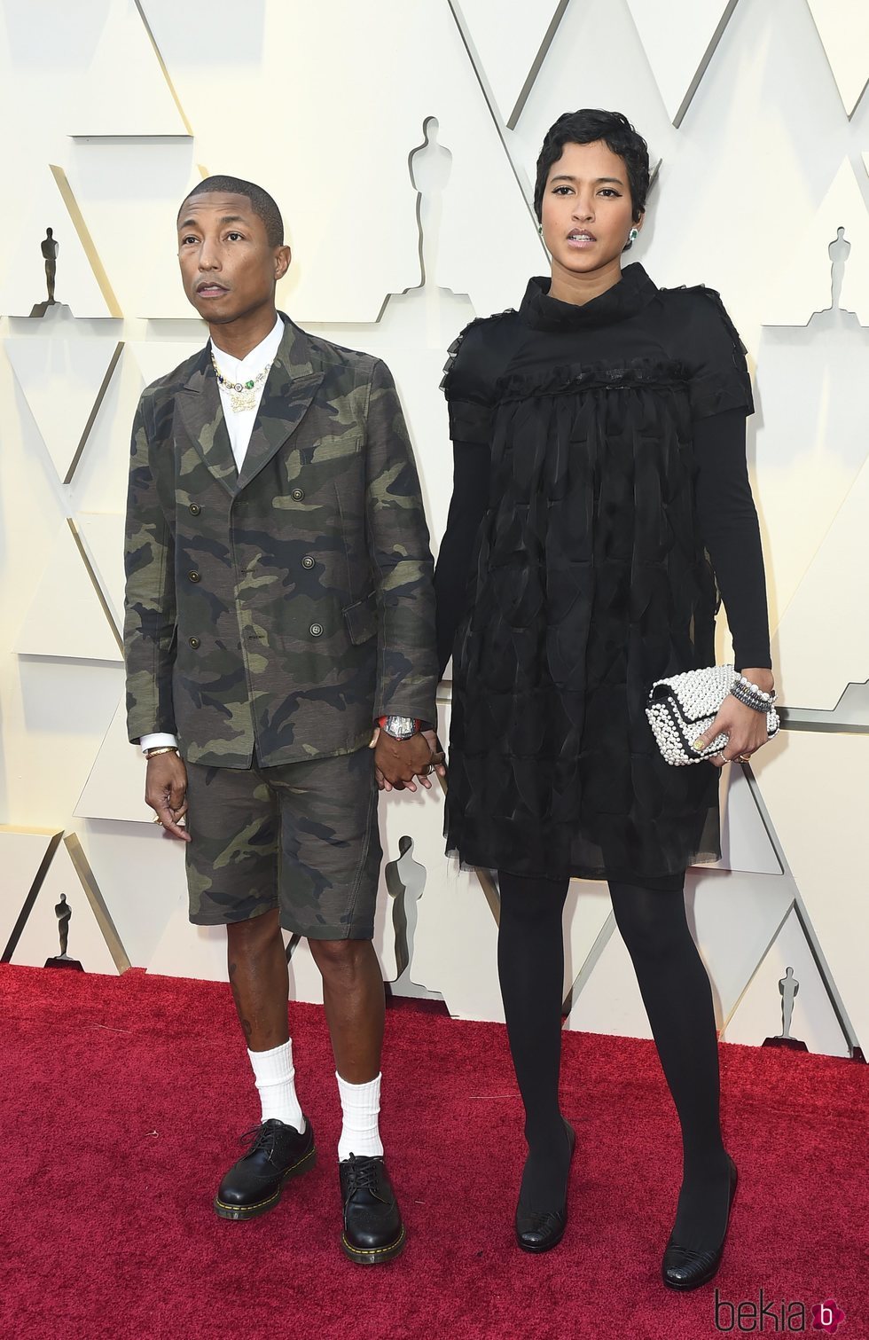 Pharrell Williams y Helen Lasichanh en la alfombra roja de los Premios Oscar 2019