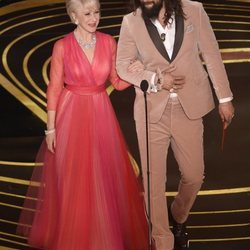 Helen Mirren y Jason Momoa durante la gala de los Premios Oscar 2019