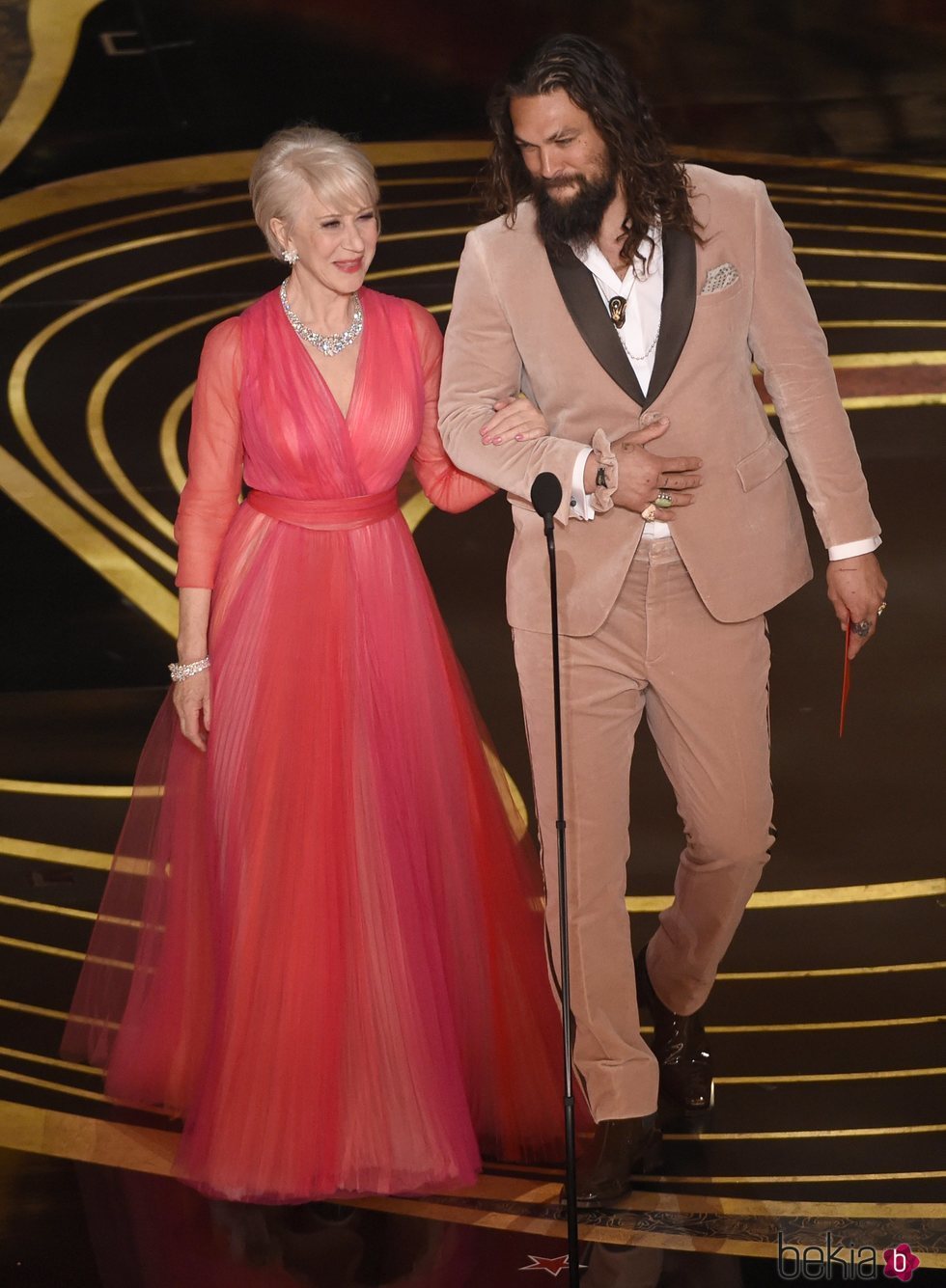 Helen Mirren y Jason Momoa durante la gala de los Premios Oscar 2019