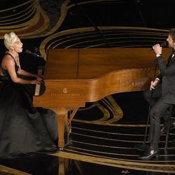 Lady Gaga y Bradley Cooper interpretando 'Shalow' durante la gala de los Premios Oscar 2019