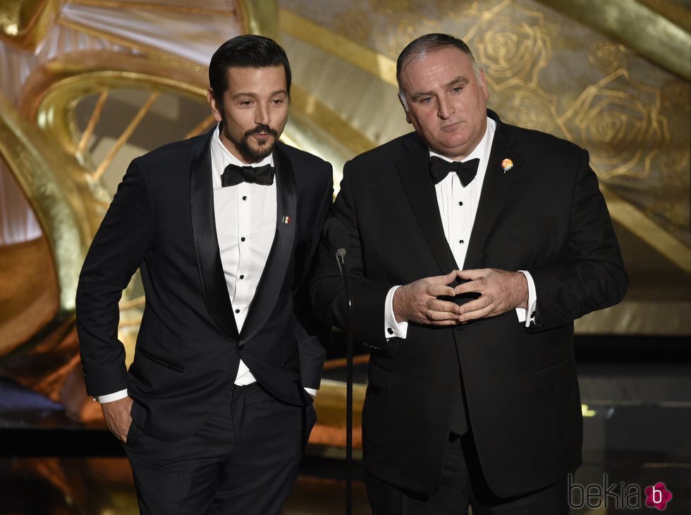 Diego Luna y José Andrés durante la gala de los Premios Oscar 2019