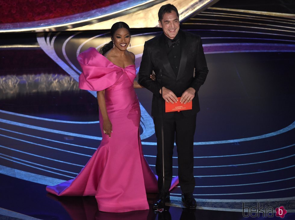 Angela Bassett y Javier Bardem entregando un premio en la gala de los Oscar 2019