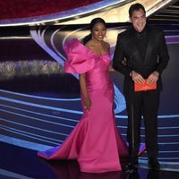 Angela Bassett y Javier Bardem entregando un premio en la gala de los Oscar 2019