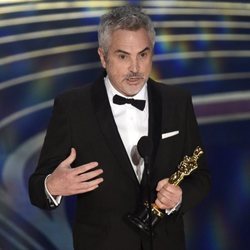 Alfonso Cuarón recogiendo el Oscar 2019 a Mejor fotografía por 'Roma'