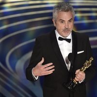 Alfonso Cuarón recogiendo el Oscar 2019 a Mejor fotografía por 'Roma'