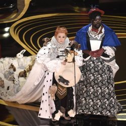 Melissa McCarthy y Brian Tyree Henry entregando un premio en los Oscar 2019