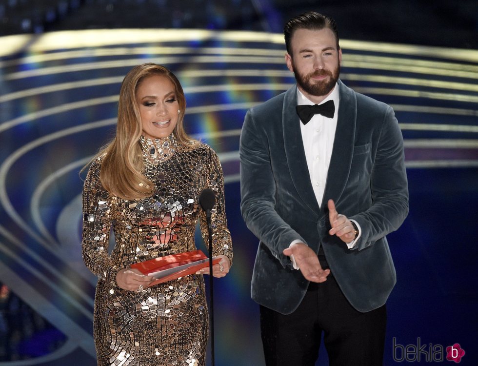 Jennifer Lopez y Chris Evans presentando un galardón en los Premios Oscar 2019