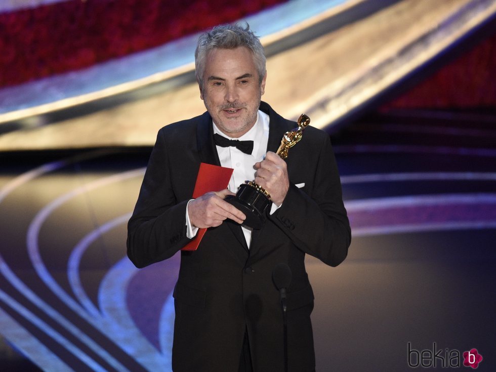 Alfonso Cuarón recogiendo el Oscar 2019 a Mejor película de habla no inglesa por 'Roma'