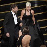 Lady Gaga y Bradley Cooper saliendo del escenario de los Oscar 2019