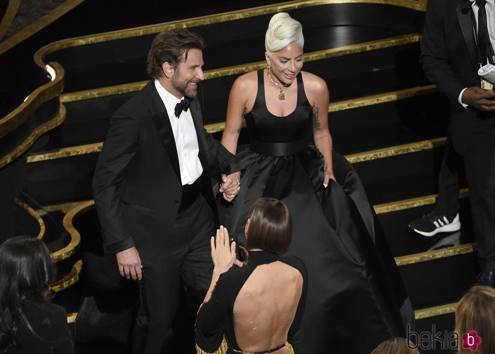 Lady Gaga y Bradley Cooper saliendo del escenario de los Oscar 2019