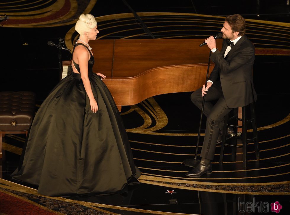 Lady Gaga y Bradley Cooper interpretando 'Shallow' en los Oscar 2019