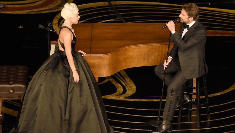 Lady Gaga y Bradley Cooper interpretando 'Shallow' en los Oscar 2019