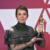 Olivia Colman posando con el premio a Mejor actriz de los Oscar 2019